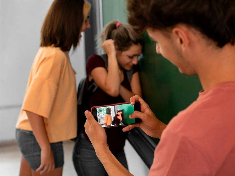 AEPAE - Colaboración con «El Confidencial»: ¿Quién protege a los jóvenes del acoso escolar?