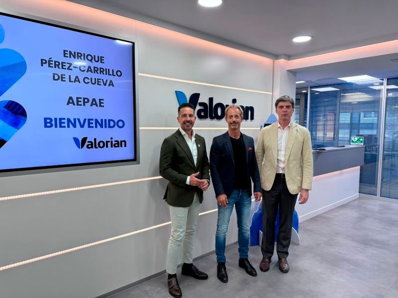 Valorian firma un acuerdo de colaboración con aepae para combatir el acoso escolar